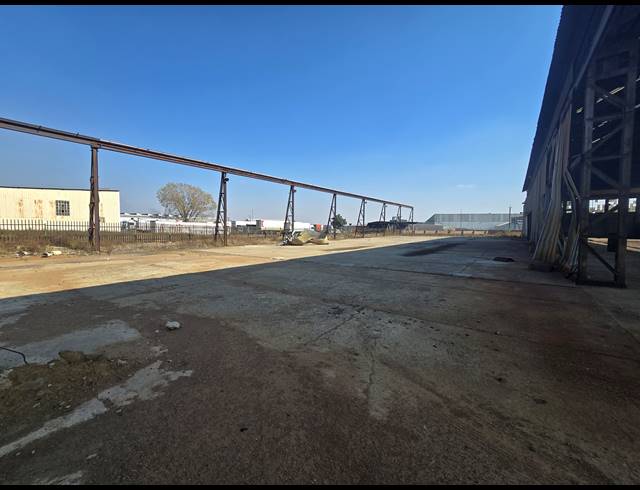 3,000M² WAREHOUSE FOR SALE IN BOKSBURG EAST